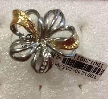 En Härlig Blomma Ring med Strass