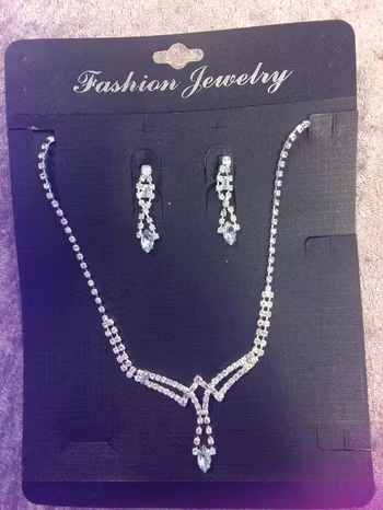 Ett vackert Glittrande och Gnistrande Strass-Halsband-set,