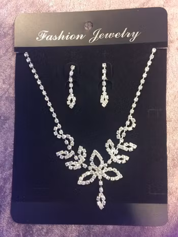 Ett vackert Glittrande och Gnistrande Strass-Halsband-set,