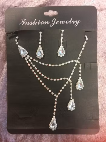 Ett vackert Glittrande och Gnistrande Strass-Halsband-set,