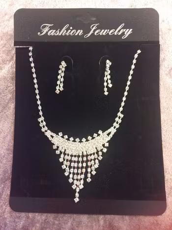 Ett vackert Glittrande och Gnistrande Strass-Halsband-set,