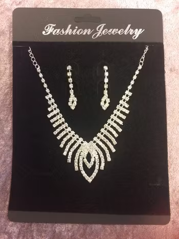 Ett vackert Glittrande och Gnistrande Strass-Halsband-set,