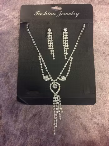 Ett vackert Glittrande och Gnistrande Strass Halsband med pärla