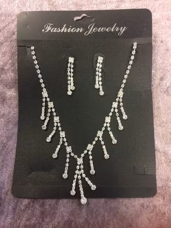 Ett vackert Glittrande och Gnistrande Strass Halsband med pärla