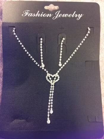 Ett vackert Glittrande och Gnistrande Strass Halsband med pärla