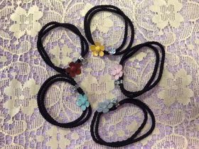 En Fin Elastisk Hårsnodd / Armband med Blomma och Strass