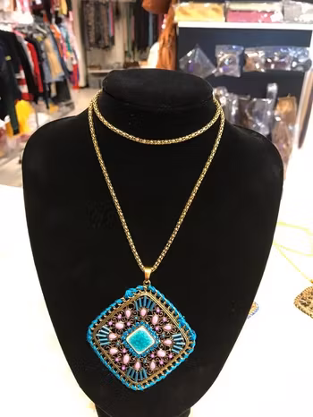 Stort Exotiskt  Halsband