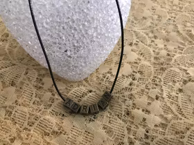 Retro Halsband med Svenska Pojkenamn