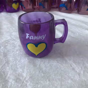 Roliga Akryl Muggar med Namn och Bilder