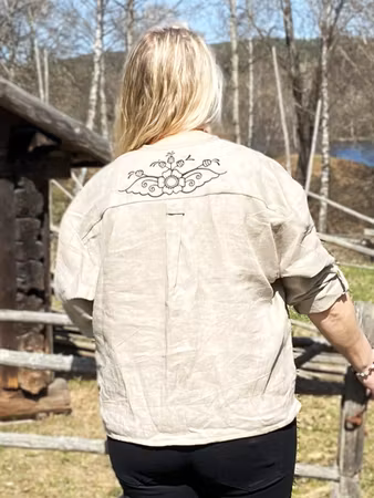 Vallmo, kort rak skjortmodell i 100 % linnetyg.