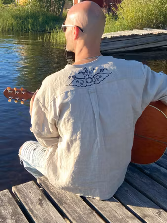 Vallmo kort rak herrskjorta i 100 % linnetyg. Finns i beige.