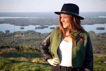 Flora, kort rak jackmodell i 100 % linnetyg med skinnärmar.