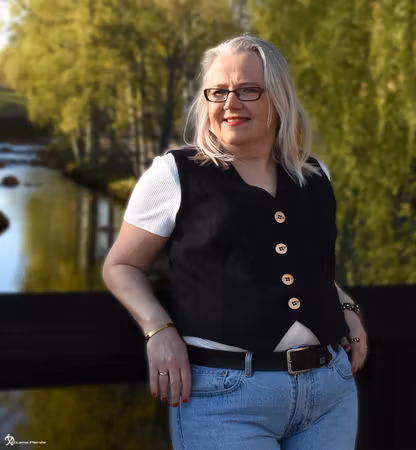 Egendesignad väst med en kurbits uppbyggd av insekter