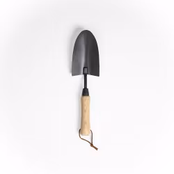 Spade bred med träskaft