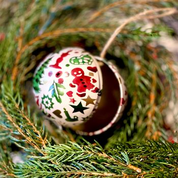 Öppningsbar julgranskula metall Emma Bridgewater DALAHÄST