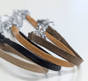 Vaxad halsband med kedja