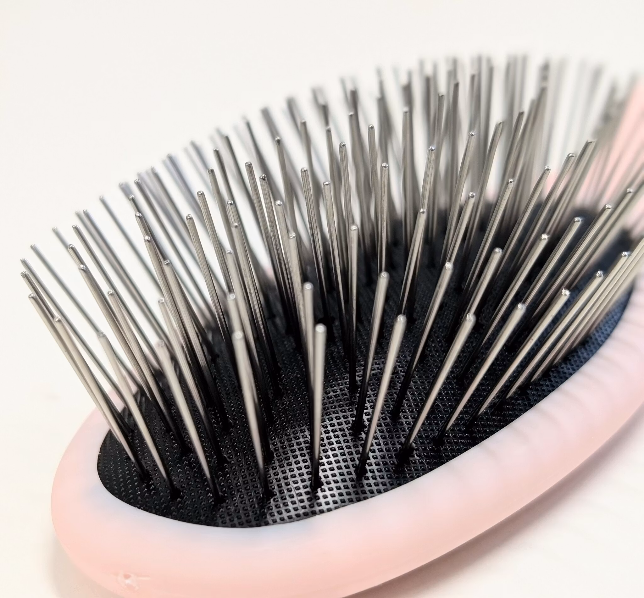 True Iconic Aglow Pin Brush