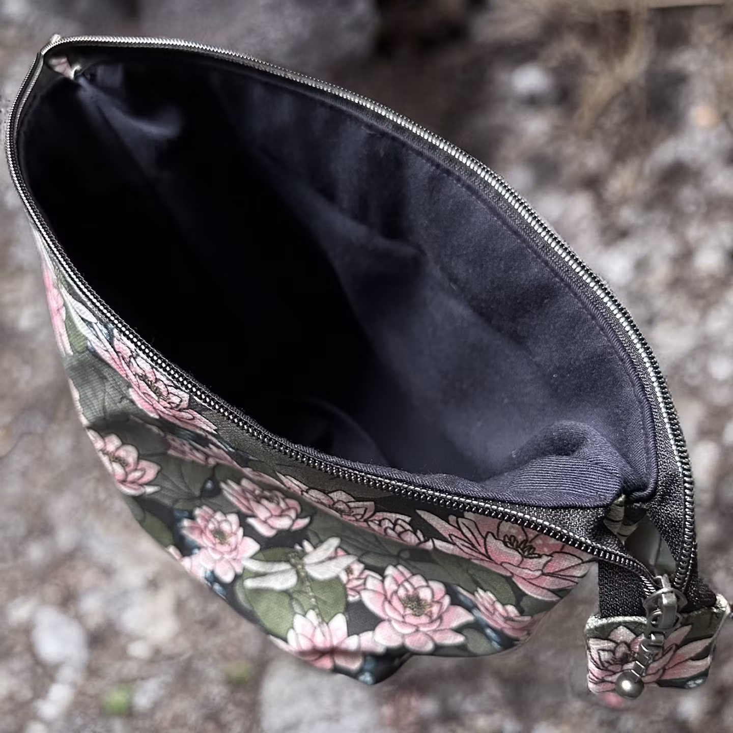 Necessär dark waterlily (XL)