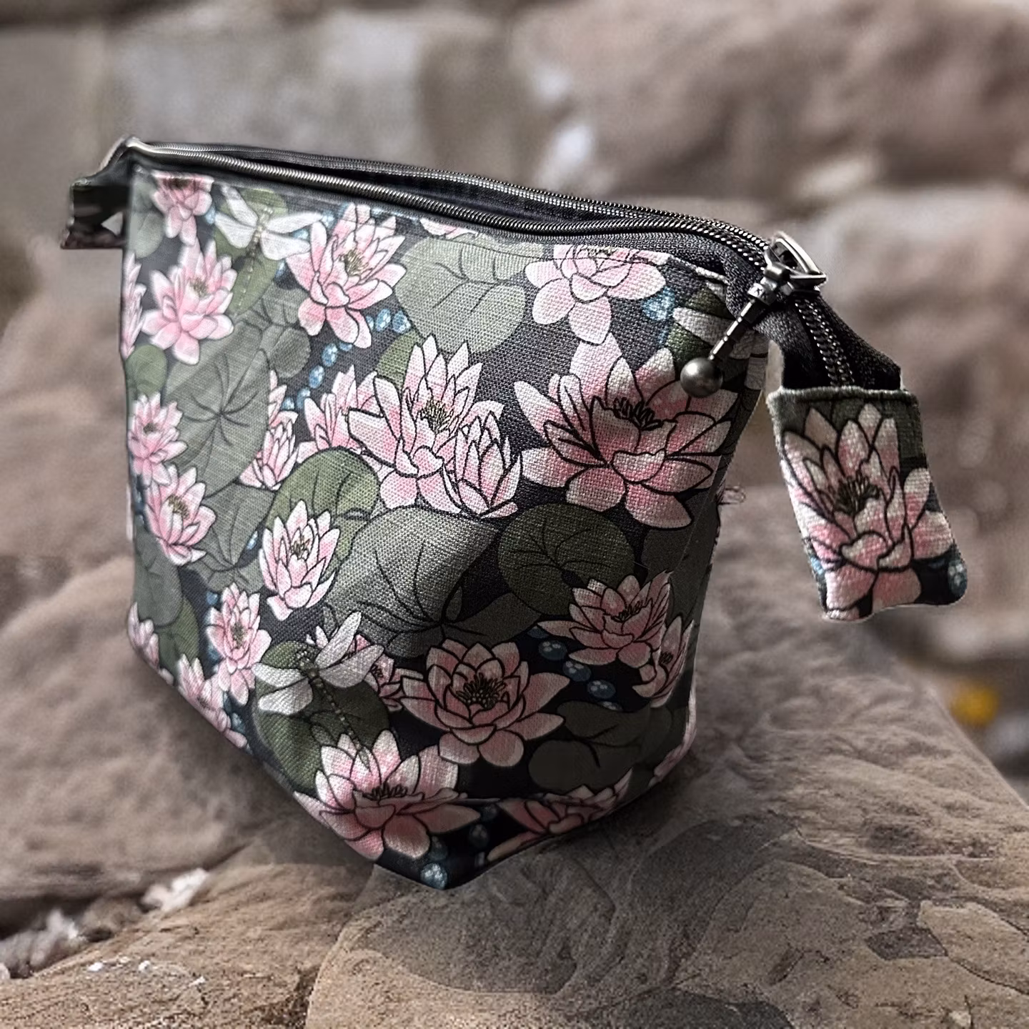 Necessär dark waterlily (XL)