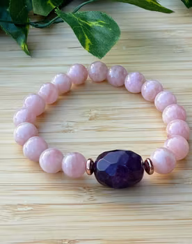 Rosenkvartsarmband med ametist sten i mitten (10mm)