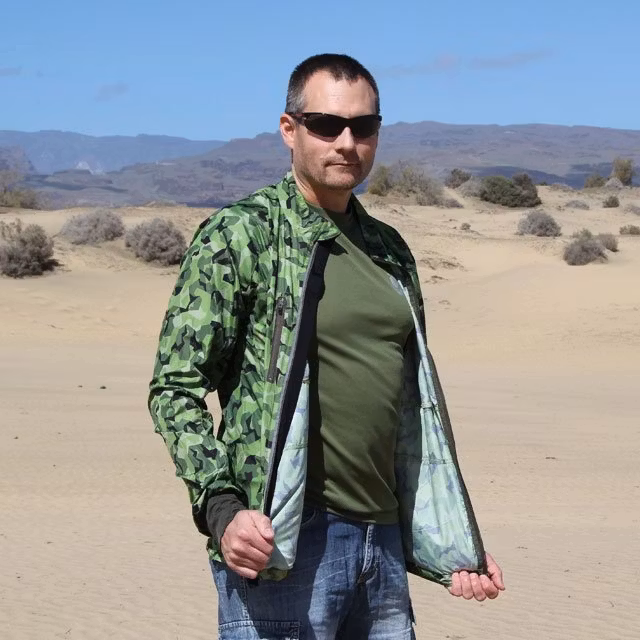 Desert scenery photoshoot of a Running Jacket M90 MI.