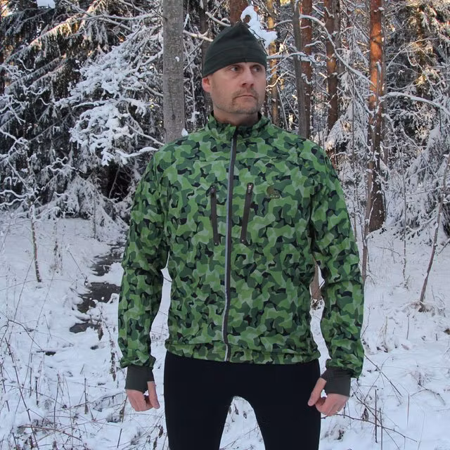 Excellent mini camouflage in M90 green on the Running Jacket M90 MI.