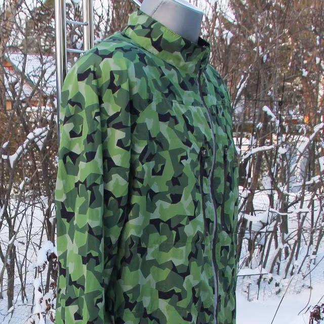 Mannequin side view wearing a Running Jacket M90 MI.