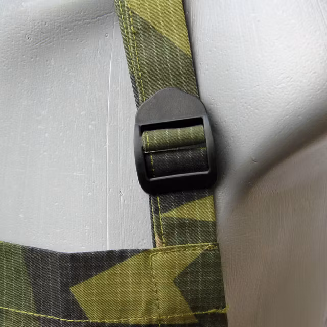 Adjustment strap on a Apron M90.