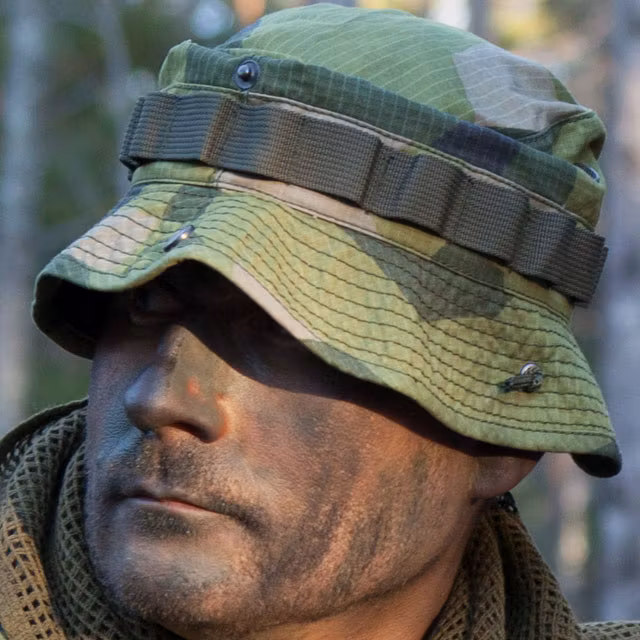 Boonie Hat M90 on a painted face model in the Swedish nature.