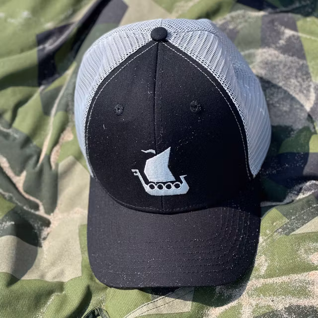 Mesh Cap Black and Grey on a Tarp Light M90 on the beach seen from the top