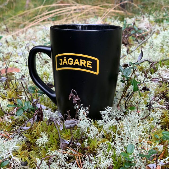 Sedd från sidan är en Kaffemugg JÄGARE Black