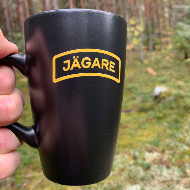 En Kaffemugg JÄGARE Black i närbild