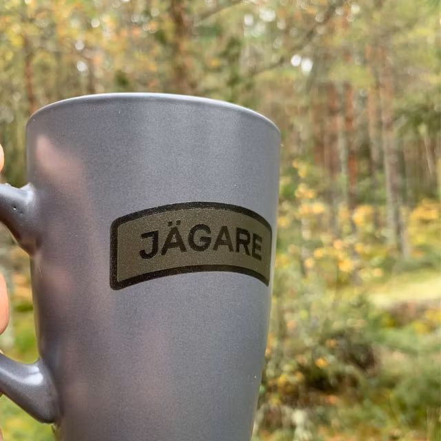 Närbild på Jägarebågen på en Kaffemugg JÄGARE Grey