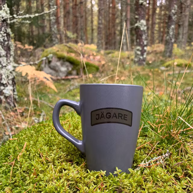 Funkar i skogen och på kontoret! En Kaffemugg JÄGARE Grey i mossan