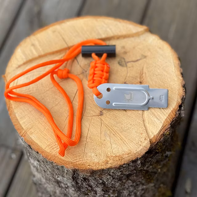 Ett Tändstål / Eldstål Överlevnad Halsband från TAC-UP GEAR med sin orange Paracord