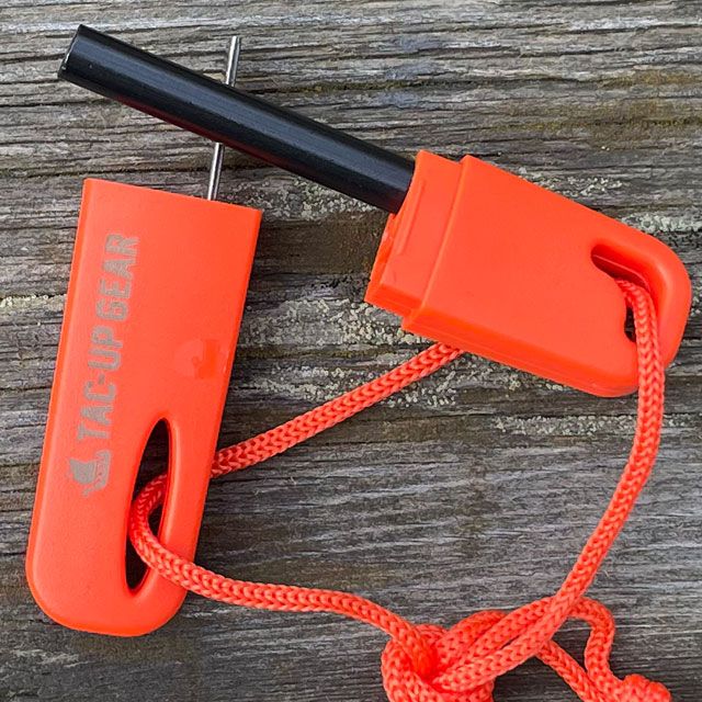 Ett isärdraget Tändstål / Eldstål Orange från TAC-UP GEAR