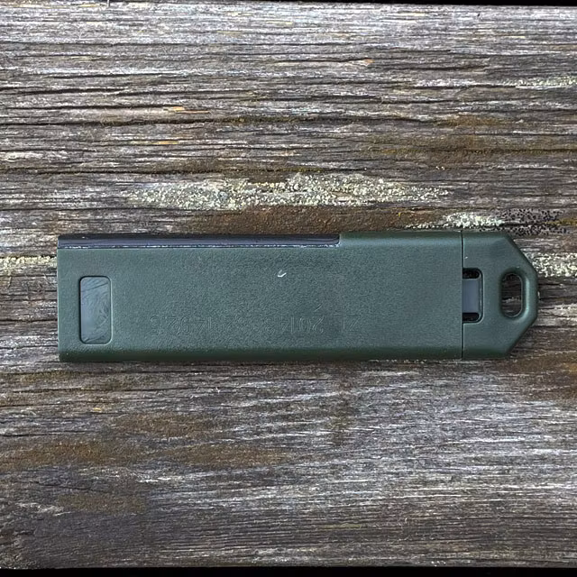 Ett Tändstål / Eldstål Visselpipa Grön från TAC-UP GEAR sedd från baksidan