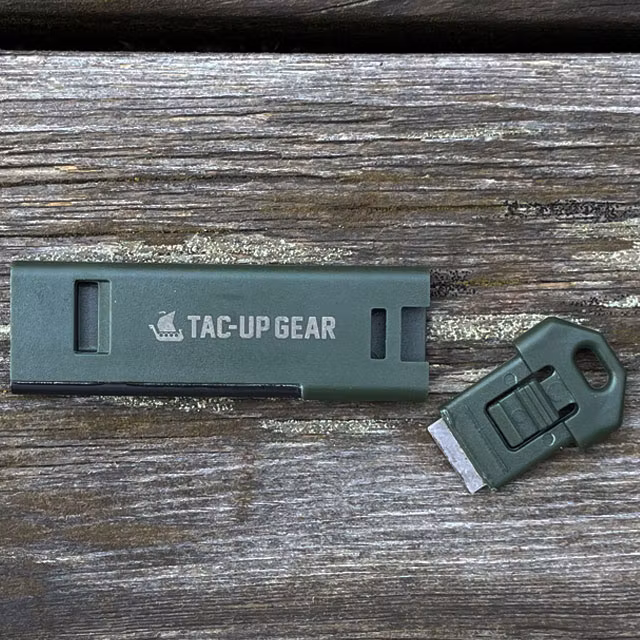 Ett Tändstål / Eldstål Visselpipa Grön med sin striker - TAC-UP GEAR