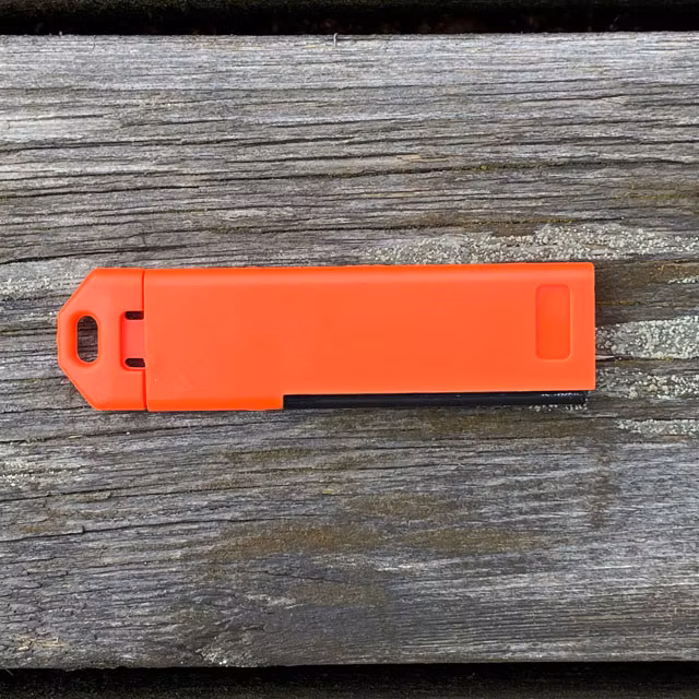 Ett Tändstål / Eldstål Visselpipa Orange från TAC-UP GEAR sedd från baksidan