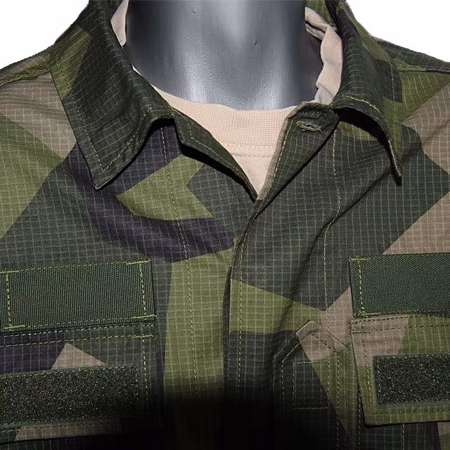 Front upper collar of a Field Shirt M90.