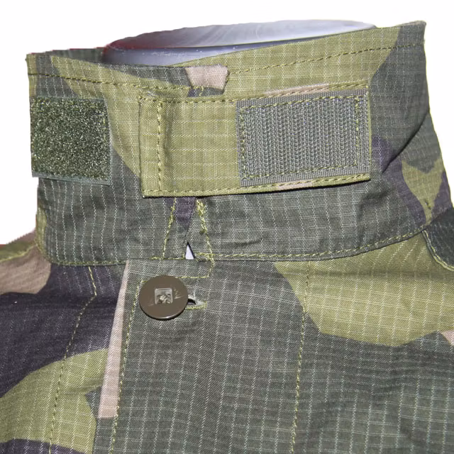 Collar closure on a Field Shirt M90.