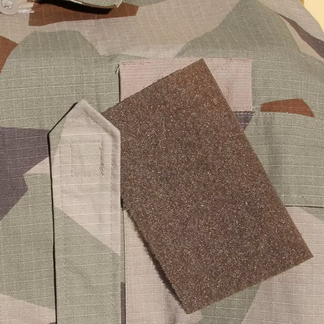 Kardborre Panel 9x14 Brown on a M90K desert camouflage background.