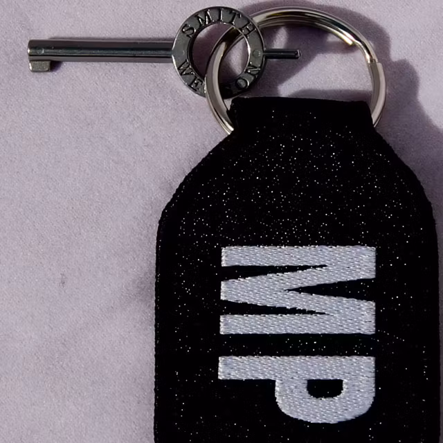 En Militärpolis Keyring där nyckel till handfängsel finns på silverringen.