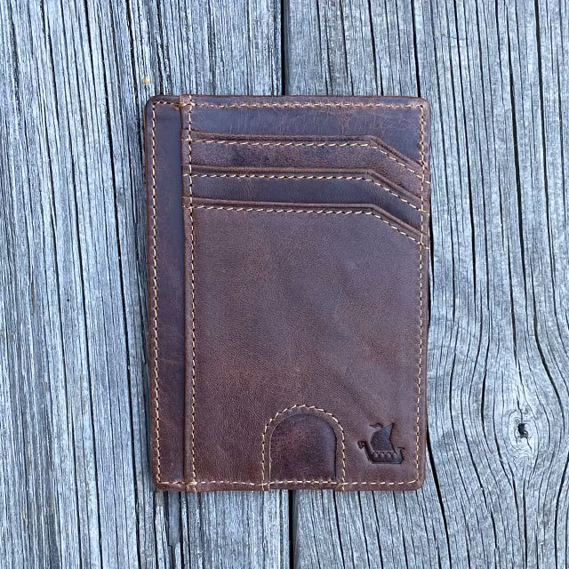 The backside of a Minimalistisk Plånbok Brun Läder from TAC-UP GEAR