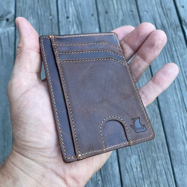 Minimalistisk Plånbok Brun Läder from TAC-UP GEAR in a hand