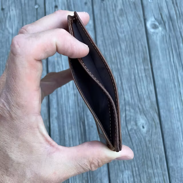 A Minimalistisk Plånbok Brun Läder from TAC-UP GEAR seen from one long side