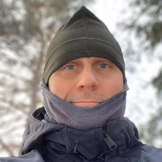 Neck Tube Merino Wool Grey from TAC-UP GEAR seen worn in Swedish winter forest on smiling man