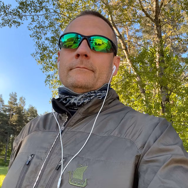A Neck Tube Shemagh Navy Grey from TAC-UP GEAR on a runner