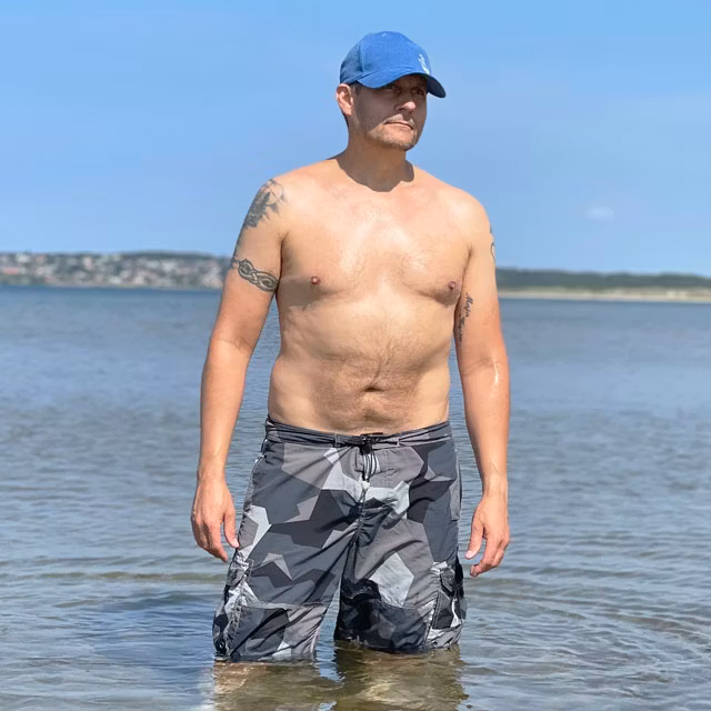 NEPTUNE Shorts M90 Grey worn in the ocean in the sun