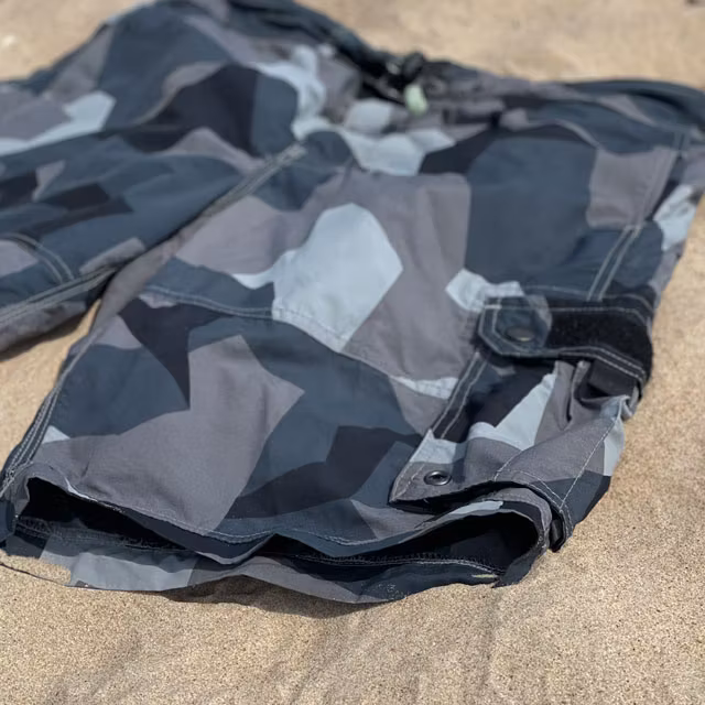 Closer look on the leg end of a pair of NEPTUNE Shorts M90 Grey in the sun